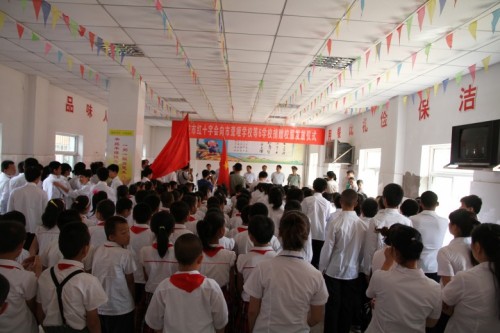 延安市红十字会向6所学校捐赠学生校服