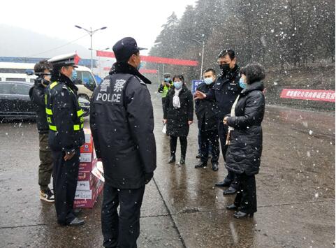 黄陵县红十字会：风雪无阻送关怀，同心携手抗疫情