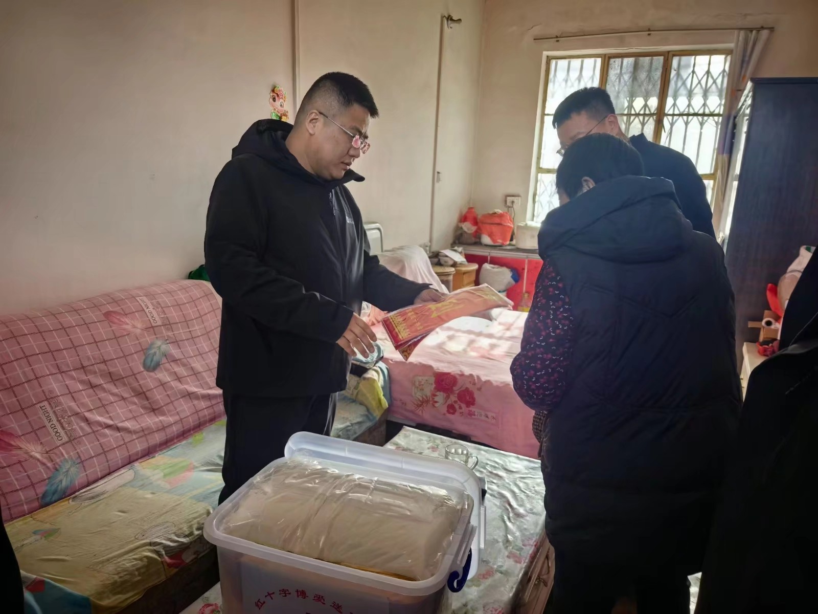 富县红十字会走访慰问造血干细胞志愿登记者